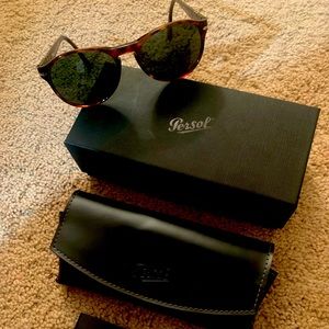 Men’s or women’s Persol sunglasses. Tortoise rims and arms. Dark lenses